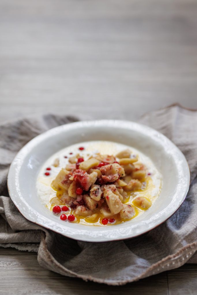 Kroppkakspytt serverat i en djupare tallrik med lingon och grädde